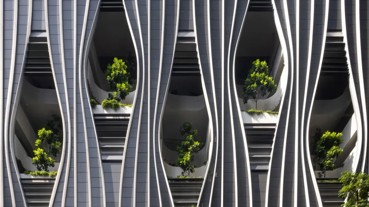 В Сингапуре открылся небоскреб с 80 000 деревьев и растений
