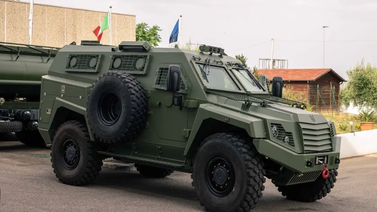 Петр Порошенко совместно с волонтерами приобретает 11 бронированных машин итальянского производства для украинской армии