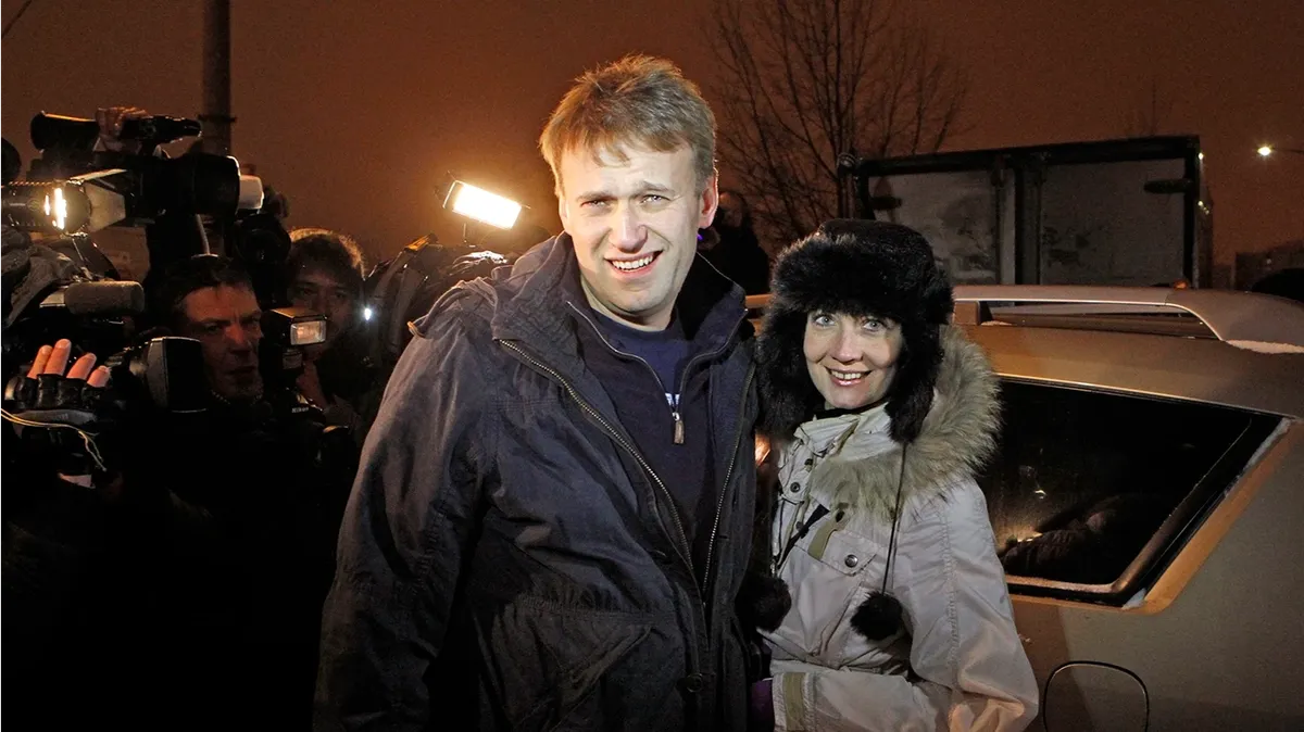 Алексей Навальный и его жена Юлия после освобождения из изолятора на окраине Москвы, 21 декабря 2011 года. Навальный был задержан 5 декабря, вместе с примерно 300 участниками протестной акции против фальсификаций на парламентских выборах
Mikhail Metzel / AP