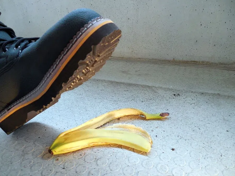 банановая кожура, ботинок, осторожность