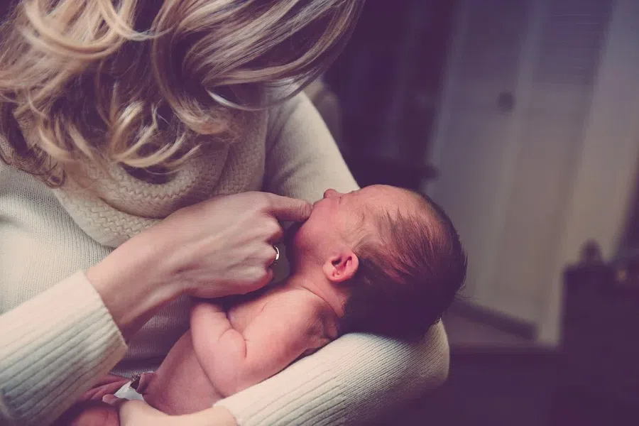 Учёные ответили, защищает ли грудное молоко младенца у вакцинированной матери