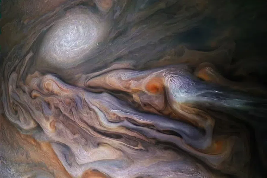 Полярные циклоны Юпитера вызываются силами, аналогичными огромным океаническим вихрям на Земле: исследование