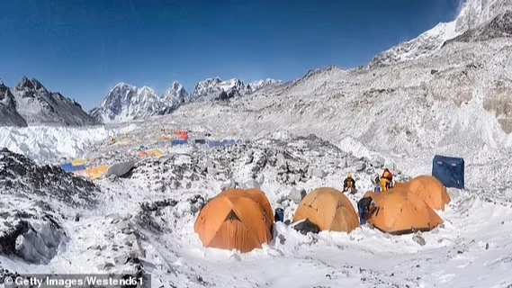 Ледник Кхумбу истончается из-за таяния льда, частично из-за шагов и приближается к риску.
Фото: Getty