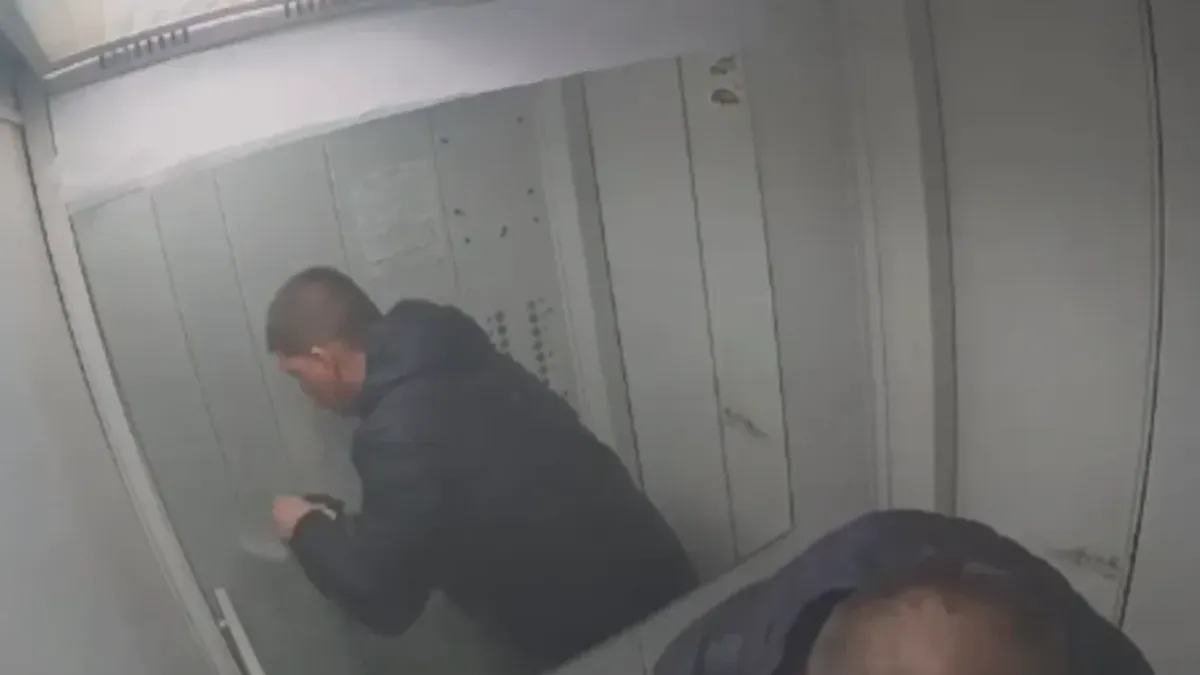 Голодный курьер в Санкт-Петербурге решил попробовать заказ клиента, но оказался под камерой видеонаблюдения в лифте