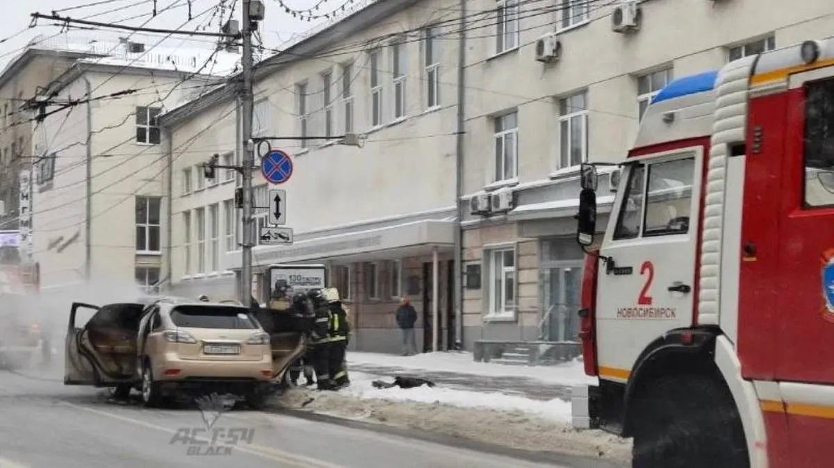 В Новосибирске на Красном проспекте загорелся Lexus RX-350 – видео