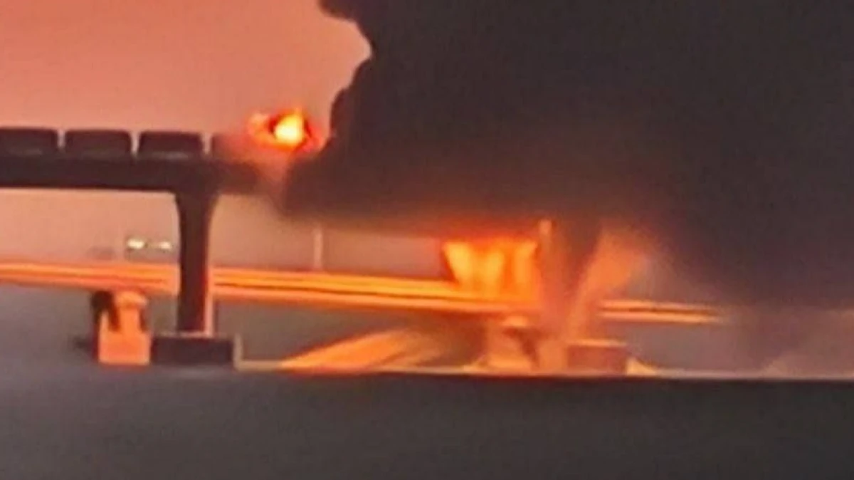 «Украинские вандалы дотянулись своими окровавленными руками» На Крымском мосту произошел подрыв грузового автомобиля – загорелись семь топливных цистерн – видео
