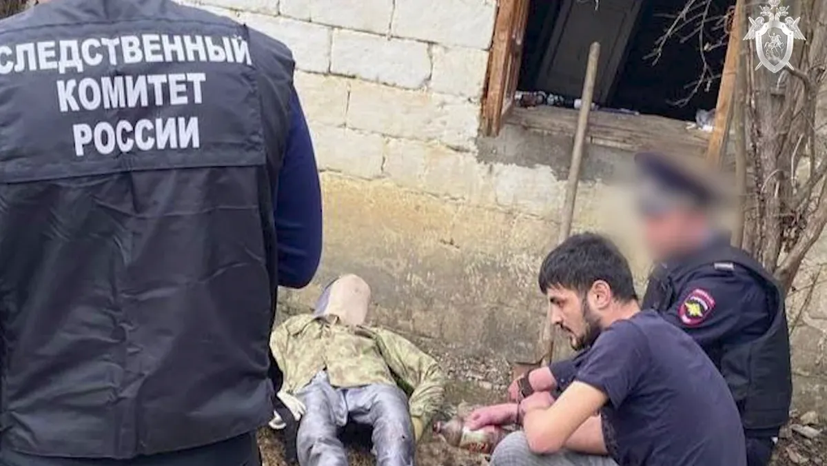 В Дагестанских огнях 22-летний сын черенком от лопаты изуродовал отца, облил ему ноги бензином и поджег 