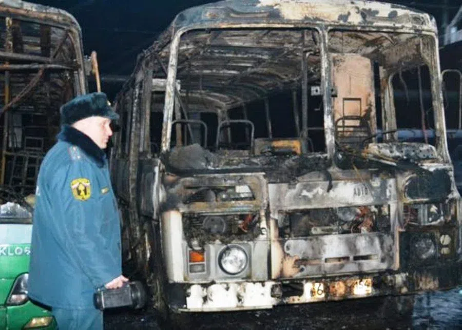 В Искитиме сгорели автобусы частного перевозчика в гараже на территории 5-й автобазы
