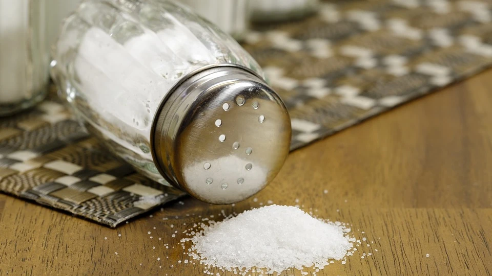 Щепотка соли на ужин может оправить вас в могилу: люди, которые досаливают пищу, на 28% чаще умирают до 75 лет

