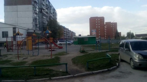 Павильон стоит на детской площадке