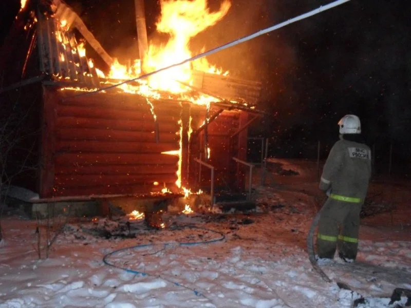 Под Искитимом сгорел дом в с/о «Мичуринец-67». Пожар тушили два часа
