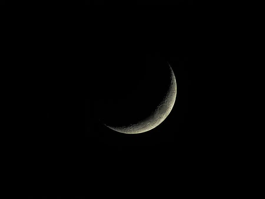 Чтобы разбираться во влиянии лунных фаз, нужно следить за лунным календарем. Фото: Pexels.com