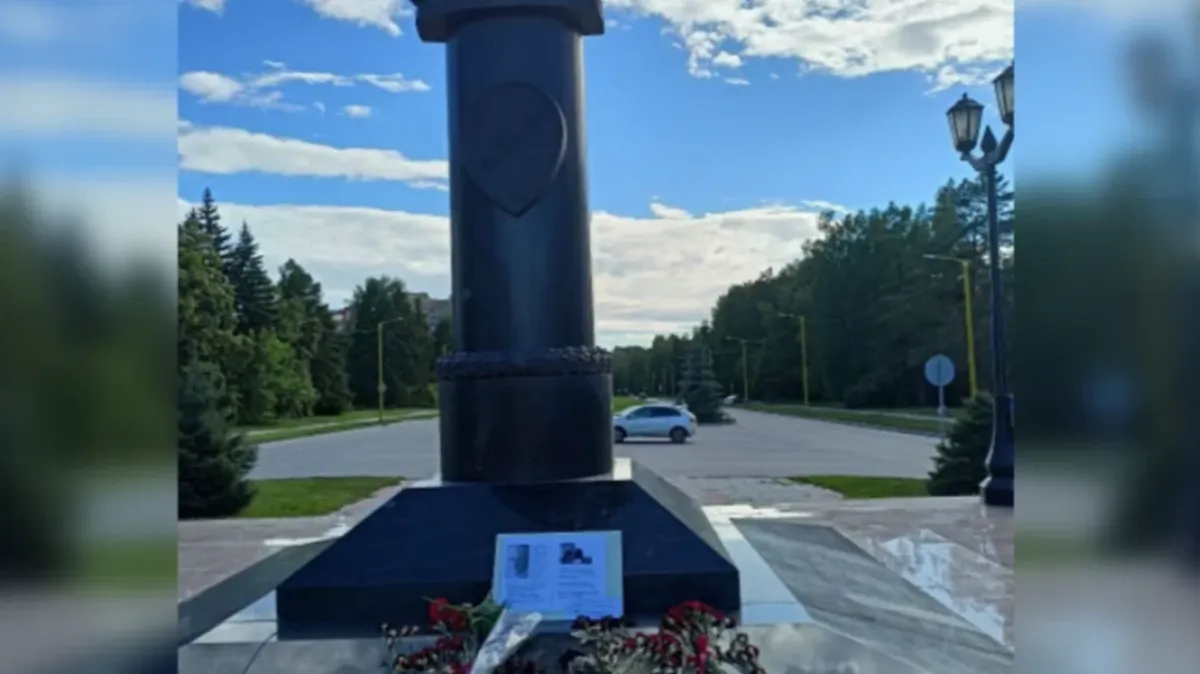 Мемориал посвященный Дмитрию Колкеру снесли. Фото: Sota