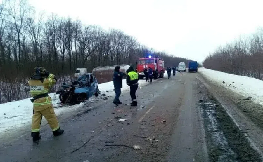 В лобовом ДТП с КамАЗом погибли водитель и 3 пассажира «Лады Калины» на трассе в Ростовской области