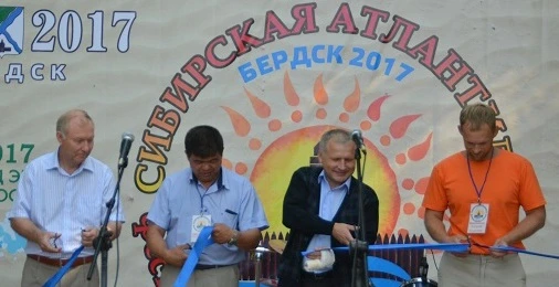 DSC_0083 Перерезали фестивальную ленточку, дав старт конкурсу