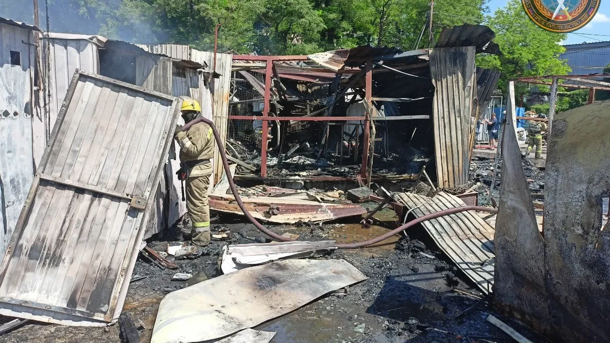 Украинские боевики весь вечер обстреливали Донецк. Снаряды попали в роддом, завод, жилые дома, храм и на рынок – погибли 4 человека