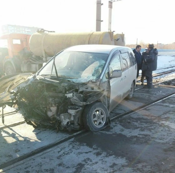 ^DF44CBA12642DA3FC98415324DE52983B6DD28C794DFA2CE11^pimgpsh_fullsize_distr Весь перед у легковушки снесла электричка