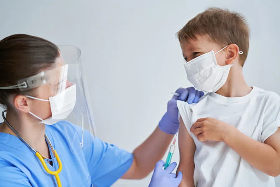 Почему вакцины от коронавируса разные для детей и взрослых? Отвечает биолог
