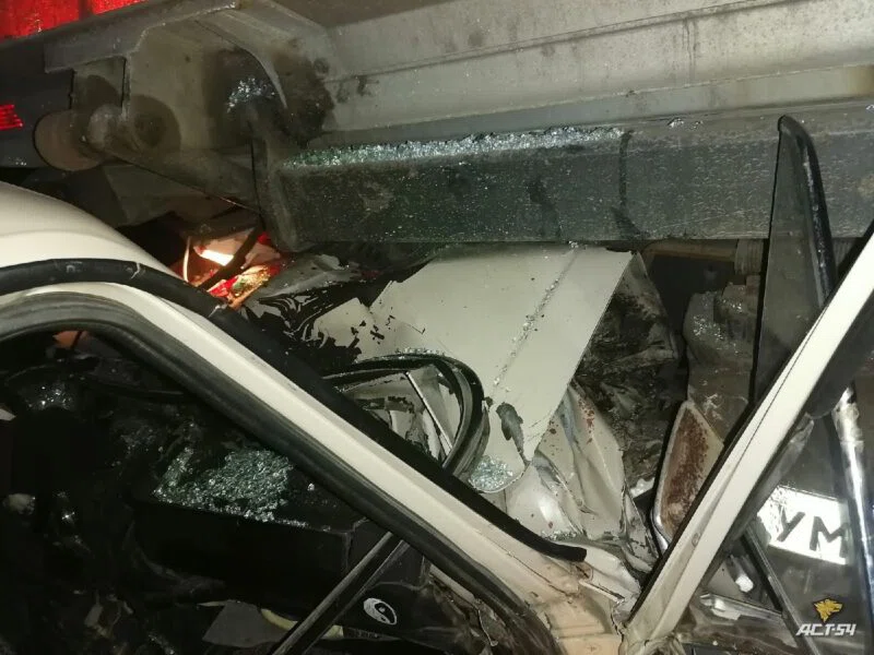 Водителя ВАЗ без сознания зажало в машине после ДТП с грузовиком под Искитимом