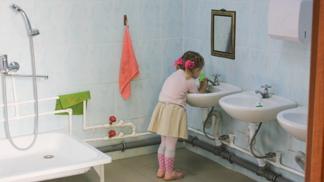В российском детсаду воспитательница заставила детей чистить унитаз. Фото: pixabay.cоm
