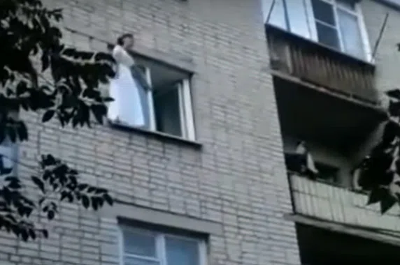 Женщина спрыгнула с третьего этажа