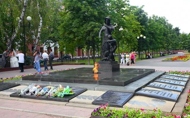 Вечный огонь горит в Белгороде на центральной площади города