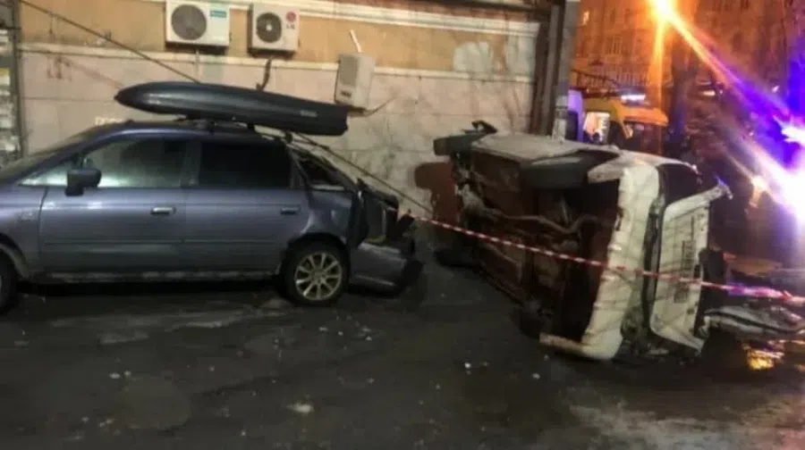 Во Владивостоке арендованный Subaru Forester врезался в жилой дом. На месте гибели двоих человек нашли пистолет и гранату