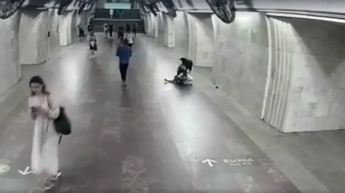 В  московском метро мужчина жестко избил иностранца по голове потому что он не захотел разговаривать - видео