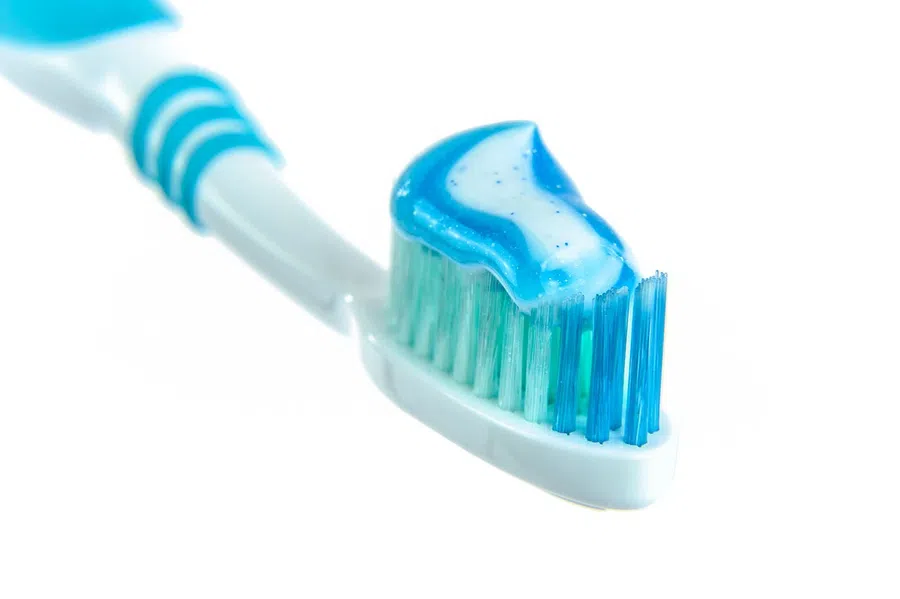 Триклозан из зубной пасты может вызывать повреждение кишечника