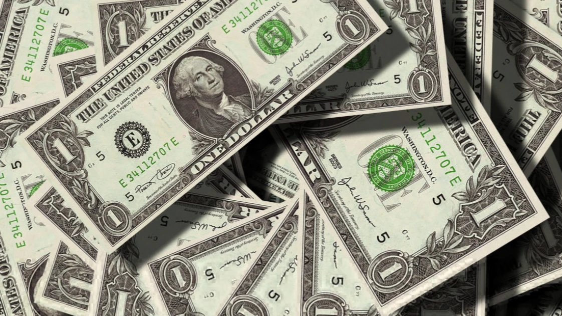 Экс-депутат Рады Украины Илья Кива заявил о риске россиян, держащих сбережения в долларах: США могут перевыпустить купюры, чтобы навредить России
