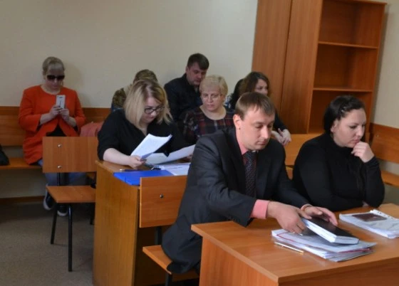 Подсудимая пришла на заседание с группой поддержки Подсудимая пришла на заседание с группой поддержки