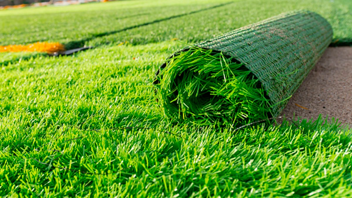 Пластиковые газоны считаются идеальным решением для тех, кто страдает от коричневых или желтых пятен на траве. Фото: Pixabay.com
