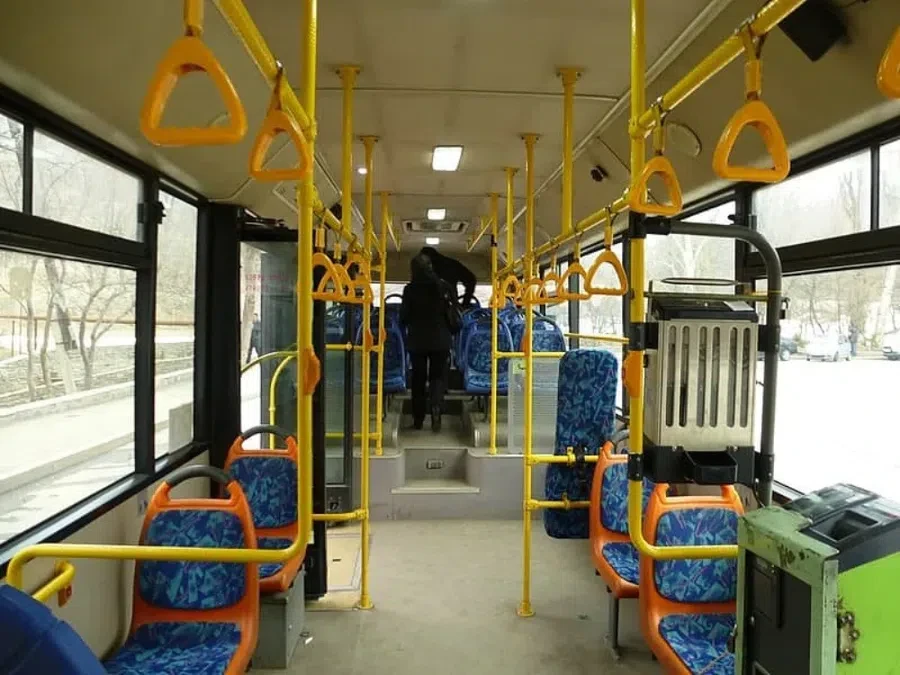 В Петербурге пассажир автобуса под наркотиками скончался после того, как вышел в окно