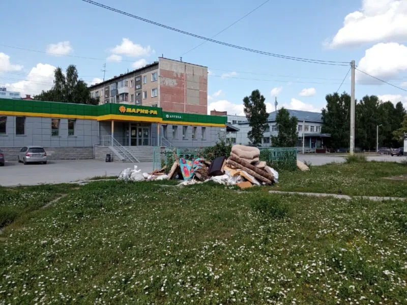 Мусор не убирают все лето