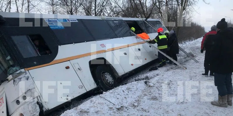 Автобус с пассажирами перевернулся в кювет после ДТП с легковым Volvo в Москве. Есть пострадавшие