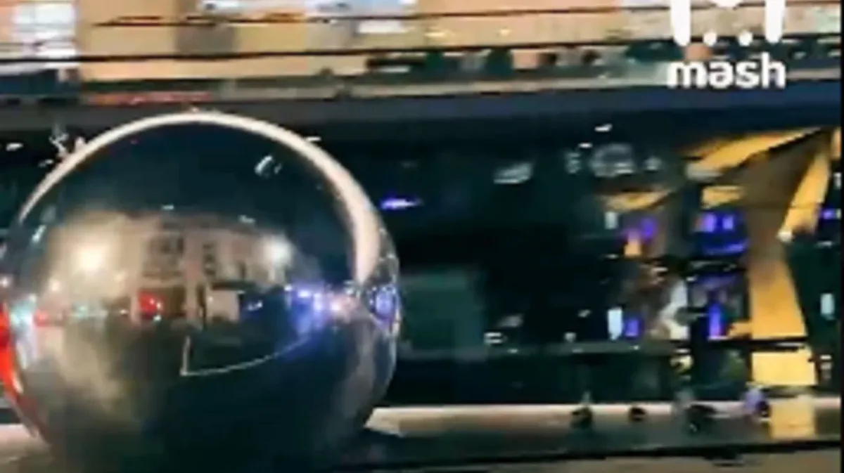 Гигантские шары раскатывают по центру Лондона. Видео