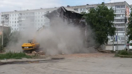 Снос полуразрушенного здания начался рано утром