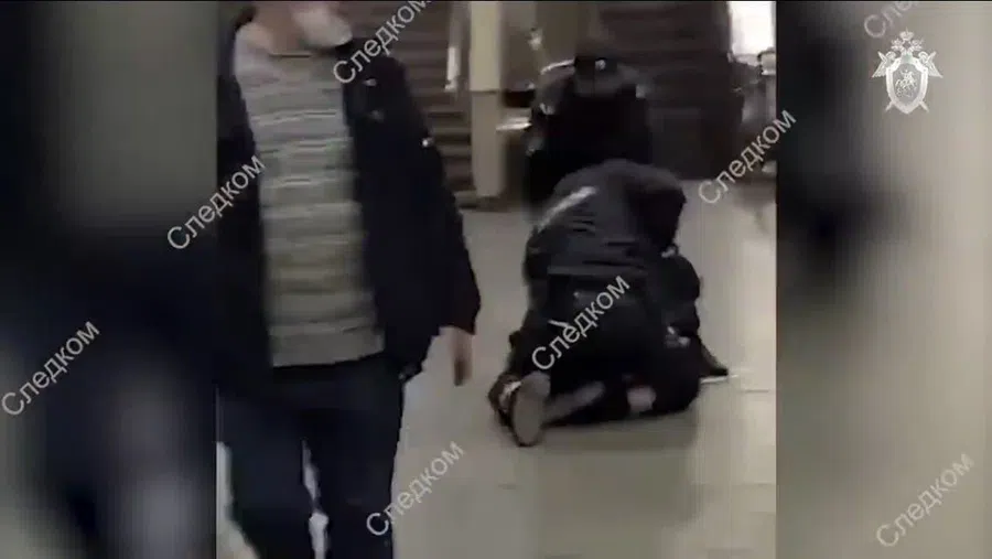 Кадры нападения в москве. Мигранты избили полицейского в метро. Мигранты избиение в Москве метро. Видео избиения мигрантов в Москве.