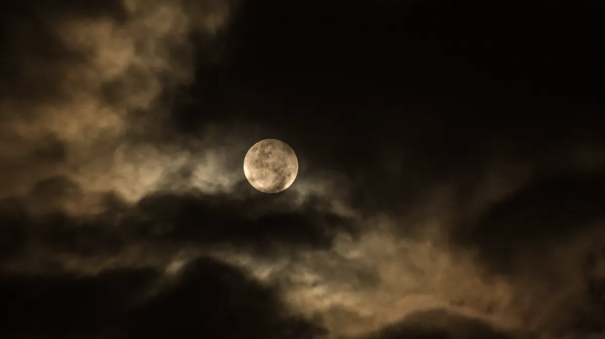 Роковое Полнолуние 2024: как использовать силу лунного затмения 25 марта – точное время и 3 ритуала на быстрые перемены судьбы и 3 способа загадать желание   