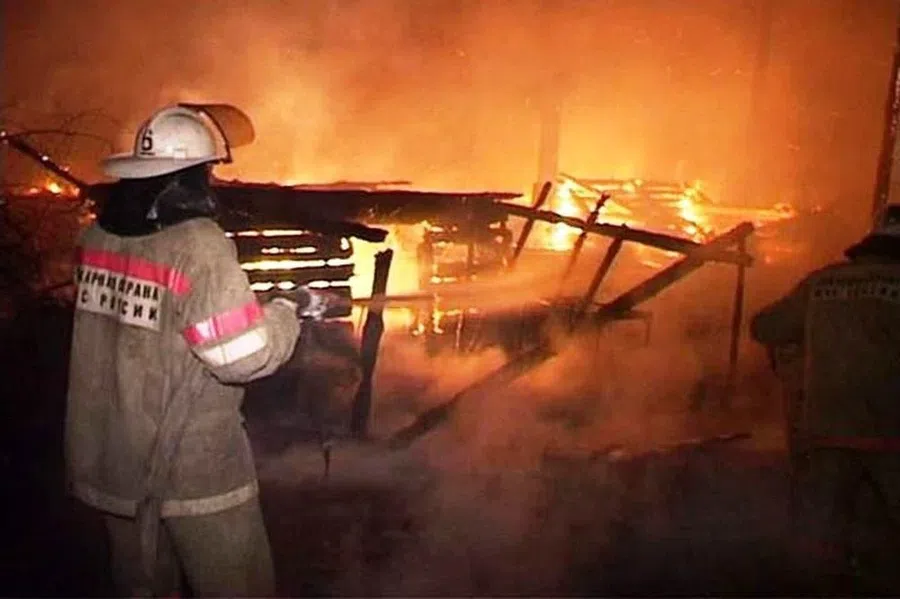Огонь уничтожил баню в деревне Искитимского района за 2,5 часа