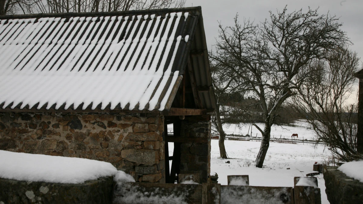 Если первый большой снег выпал так, что свешивается с крыши – он обязательно растает.
Фото: pxhere.com