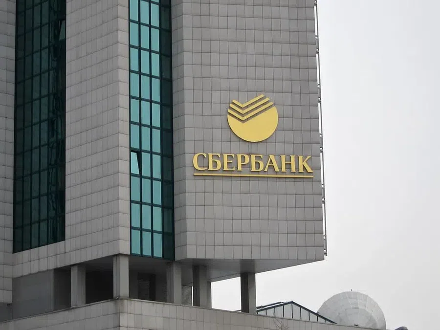 Сбербанк предупреждает россиян о фейке: банк автоматически не снимает деньги с карт россиян