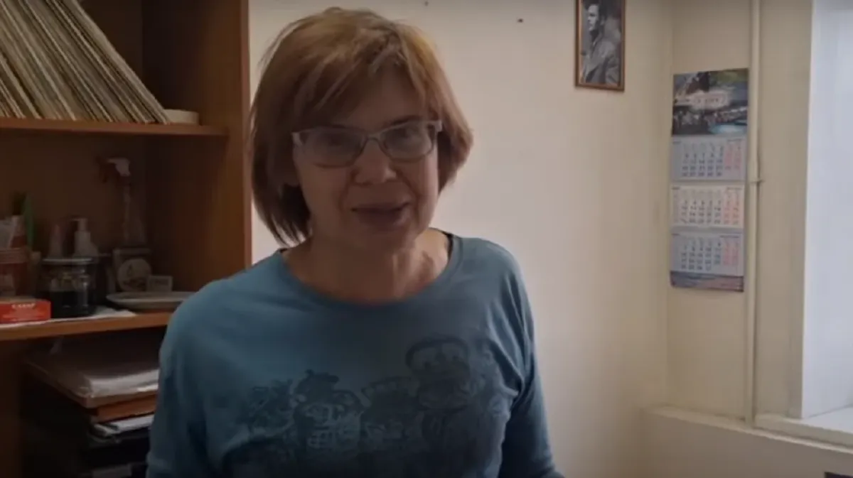 Депутат из Новосибирска Светлана Каверзина заметила шпионскую камеру над своим столом в приемной