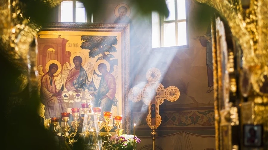 Всю неделю молятся перед иконой Троицы. Фото: Правмир