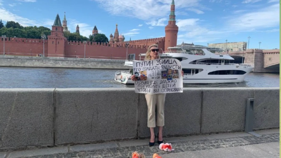 «Путин - убийца!» - с таким лозунгом стояла у Кремля Марина Овсянникова, сейчас она задержана полицией