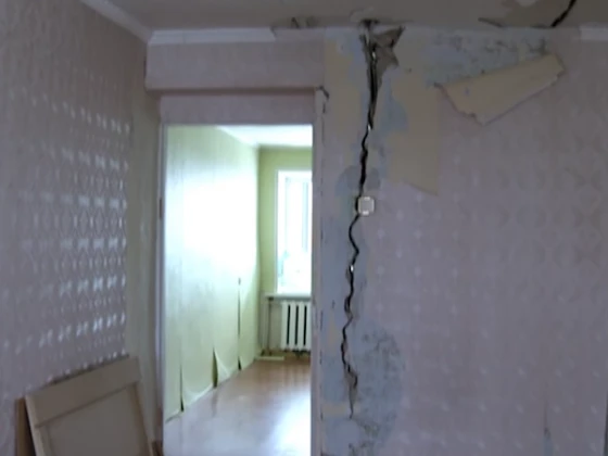 В стенах дома сквозные трещины