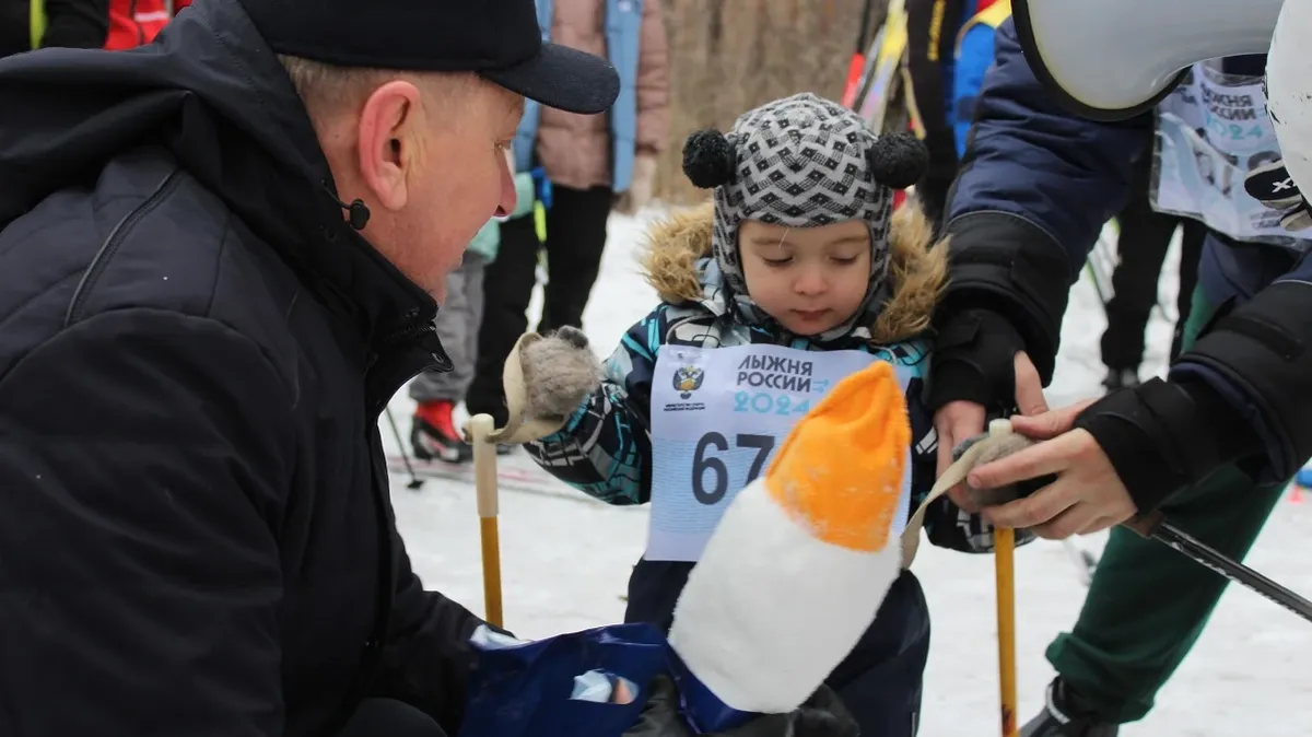 «Лыжня России» — 2024 в Искитиме: самому юному лыжнику два года, самому возрастному — 86 лет — фото