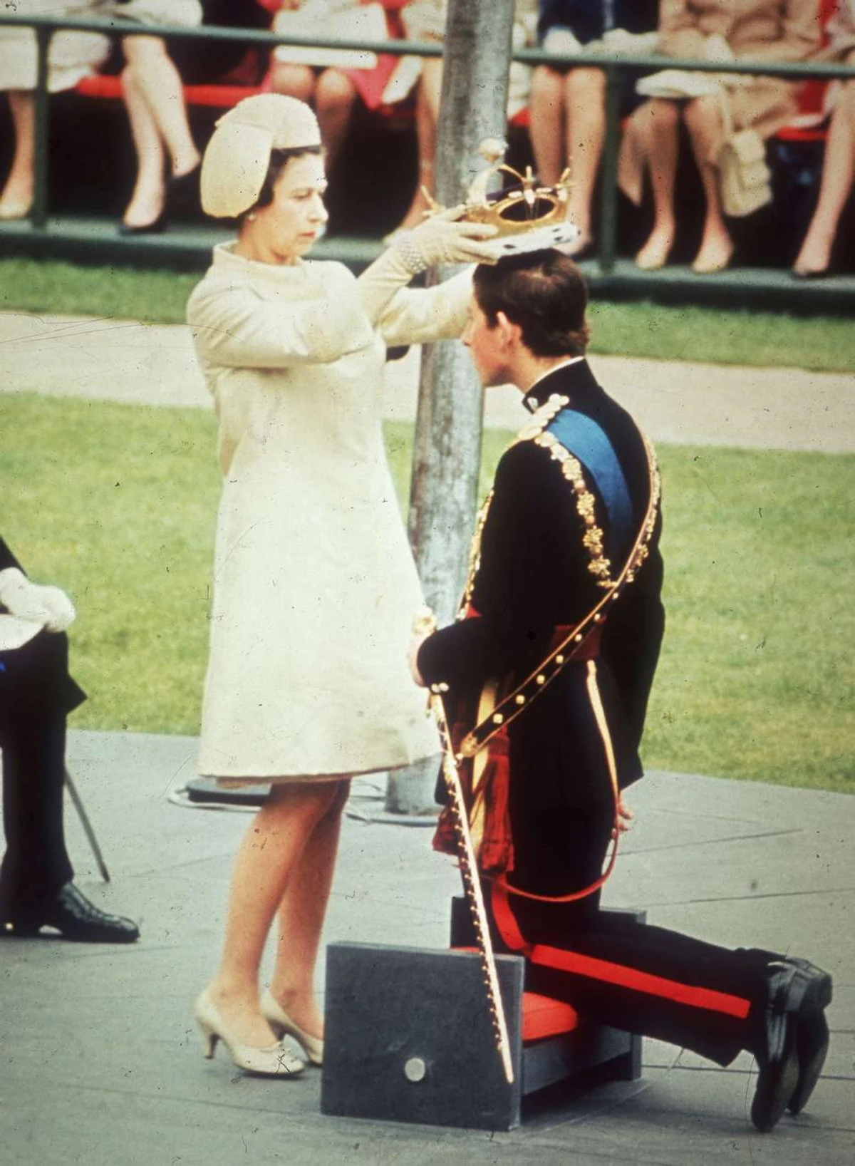 1 июля 1969 года. Королева Елизавета II коронует своего сына Чарльза, принца Уэльского, во время церемонии его вступления в должность в замке Карнарвон. ХАЛТОН АРХИВ / ГЕТТИ