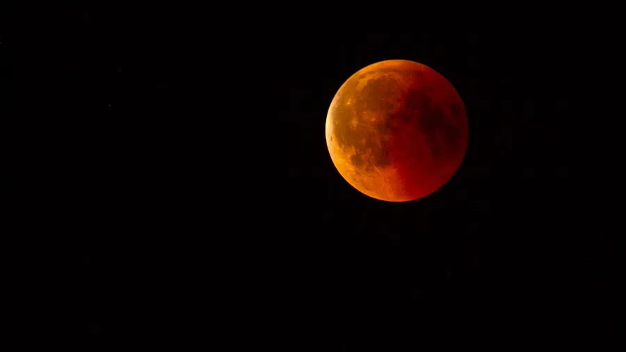 Кровавая Луна считается одним из самых красивых и необычных космических явлений. Фото: Pixabay