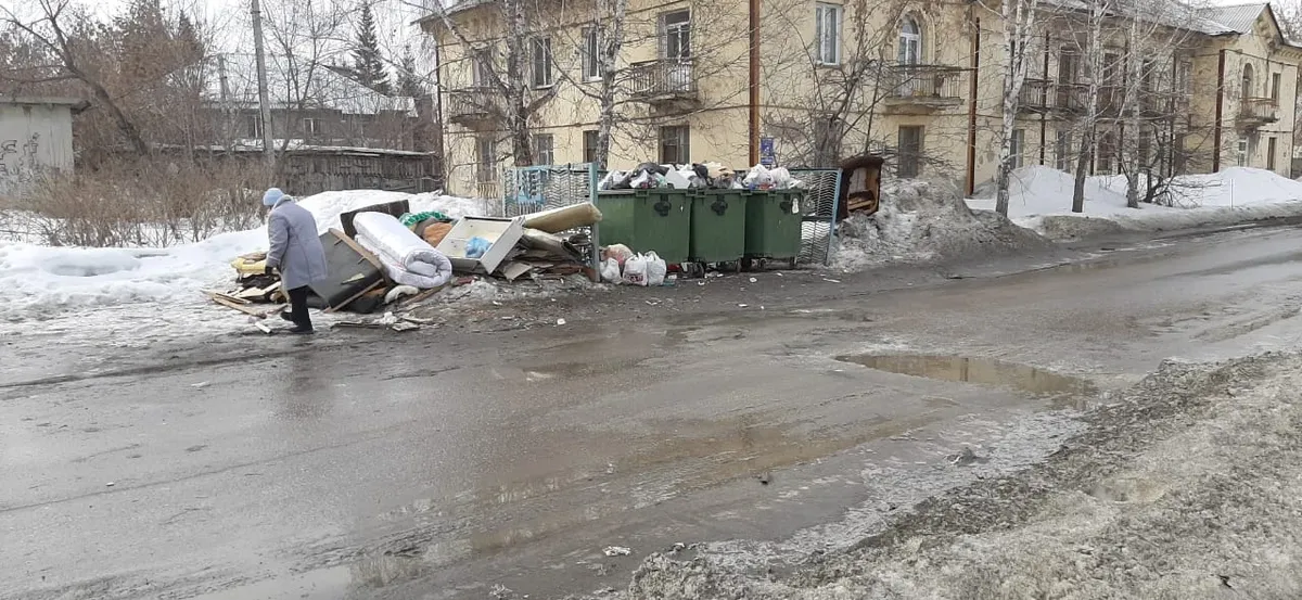 Мусор "давит" на горожан